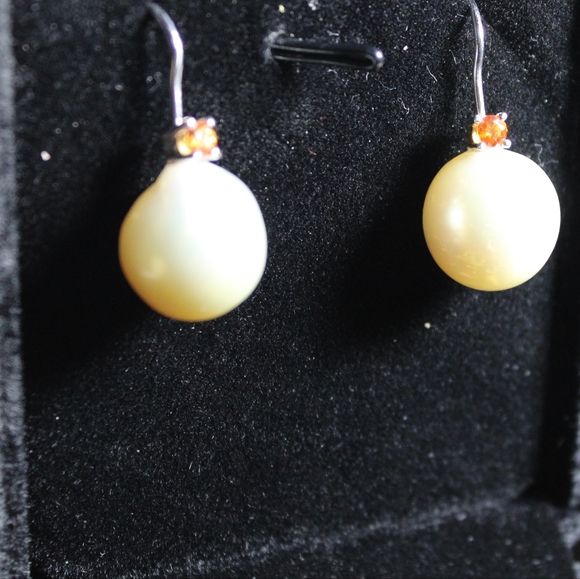 18k Pearl and Sapphire Drop Earrings - Picture 11 of 14